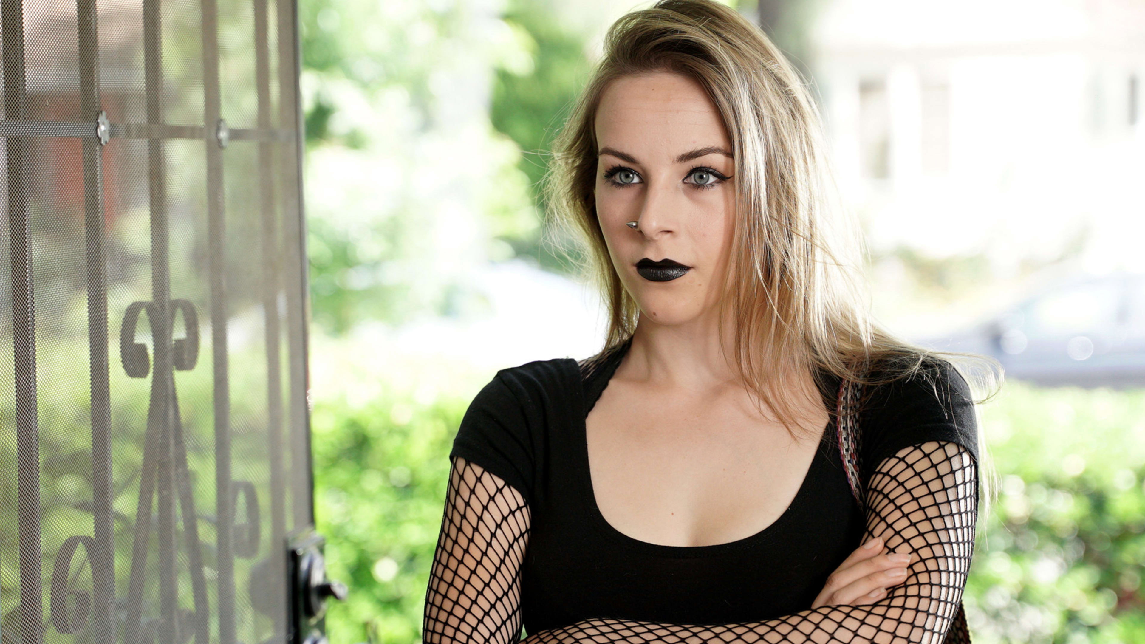 Stranger Among Us S01E05 backdrop