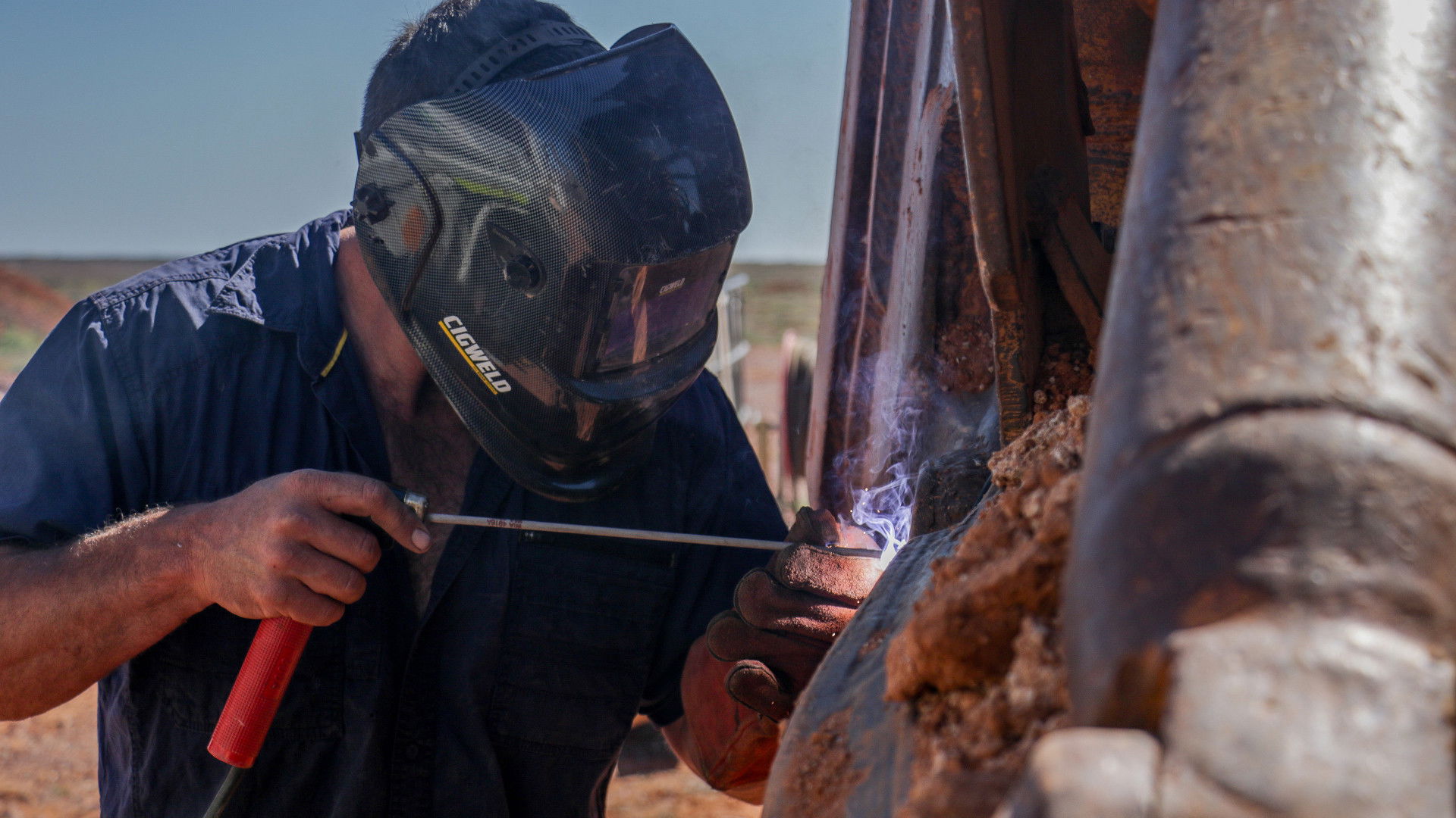 Outback Opal Hunters S12E01 backdrop