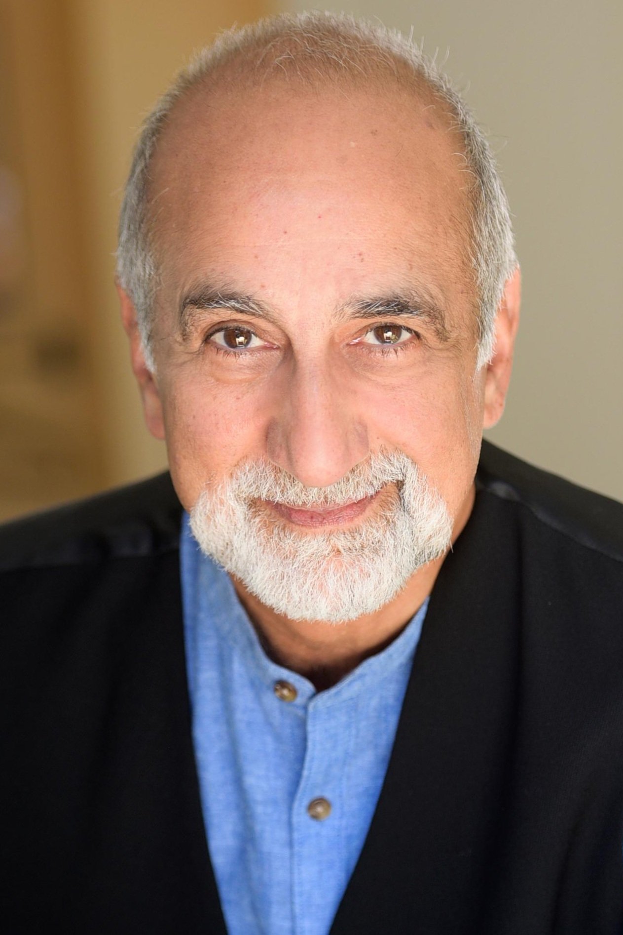 et billede af Amir M. Korangy