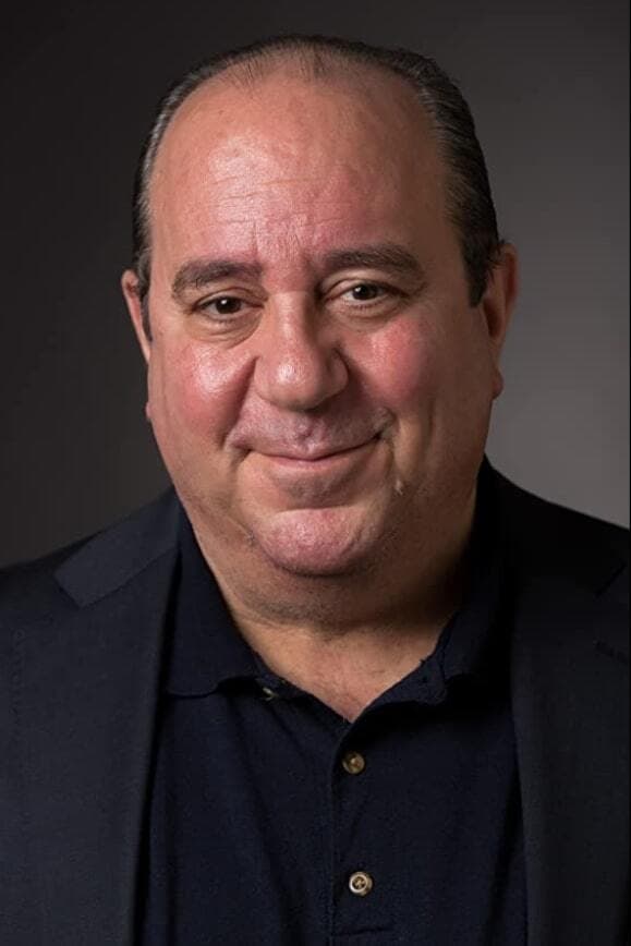 et billede af Louis Mustillo