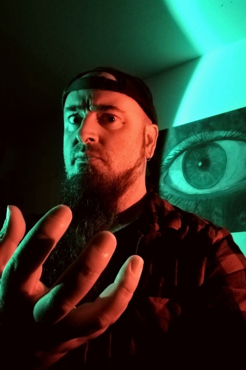 Charli Sangar as Dani / Vasile / Jhonny / Charli / Árbol / Madero Mierda (voice)
