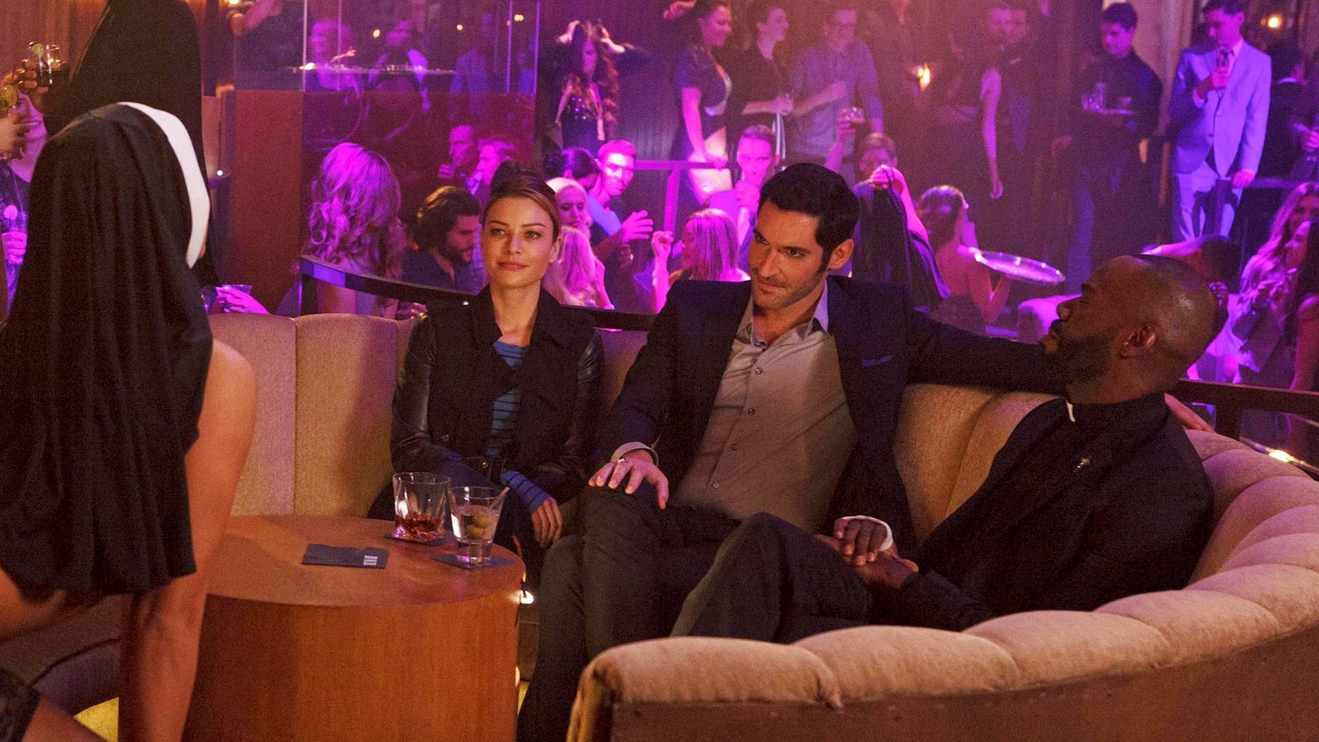 Lucifer Season 1 :Episode 9  A Priest Walks Into A Bar