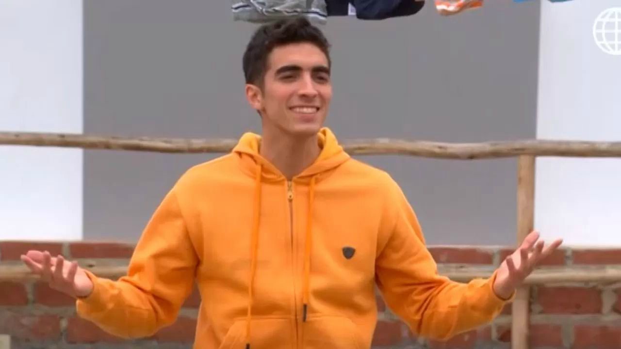 Al Fondo Hay Sitio