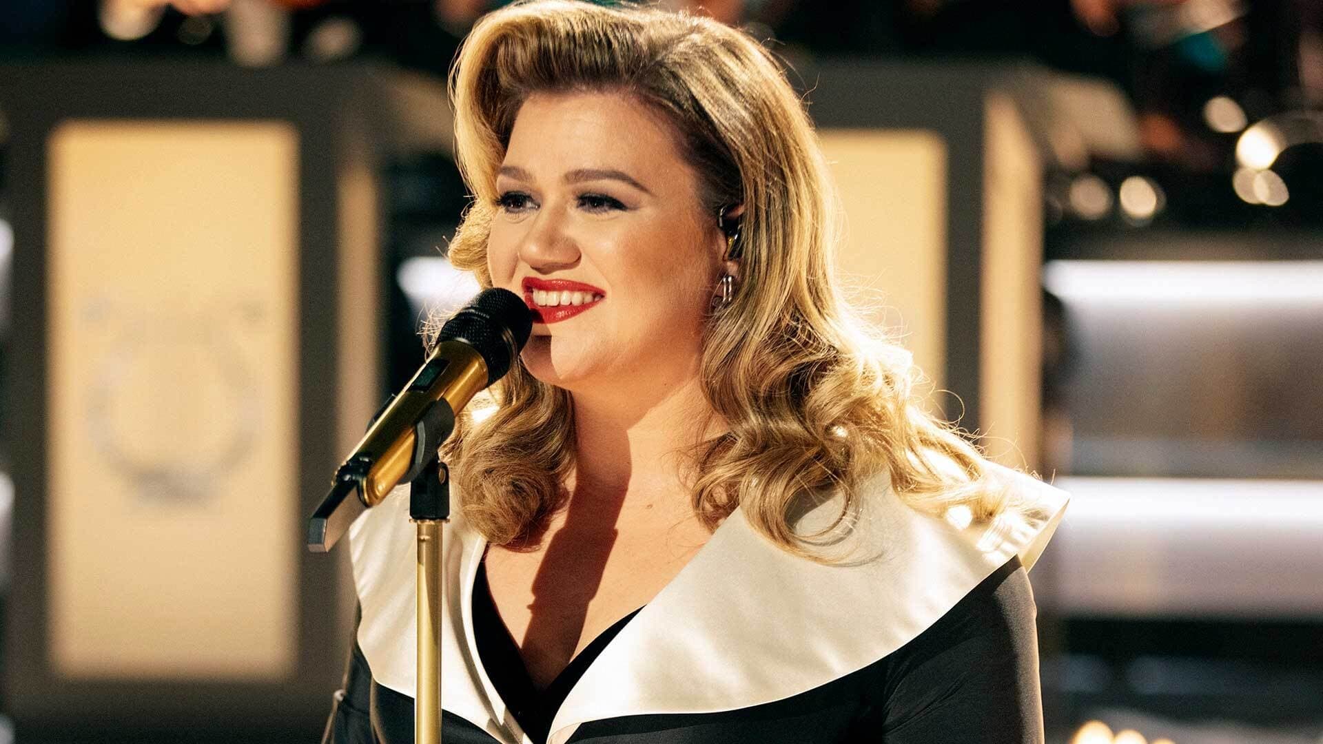 Kelly Clarkson Presents: When Christmas Comes Around (2021)