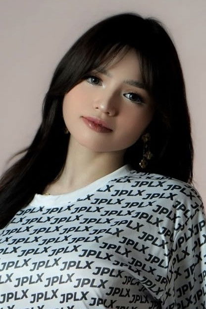 et billede af Rhea Montemayor