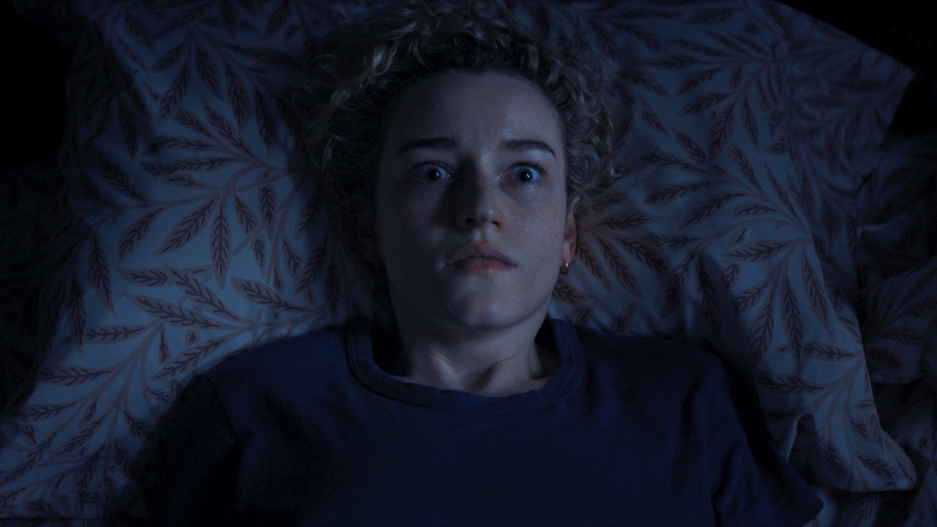 Crítica: A Hora do Mal é um ótimo filme amaldiçoado com um péssimo nome Um grupo de 17 crianças desaparece misteriosamente durante a madrugada, direto de suas casas, colocando uma pequena cidade do interior dos Estados Unidos em pânico. Em meio ao caos da situação, os pais culpam a professora do grupo pelo ocorrido, que jura ser inocente. Mas, afinal, por que as crianças desapareceram? Quem é o culpado por trás disso tudo? Crítica: A Hora do Mal é um ótimo filme amaldiçoado com um péssimo nome