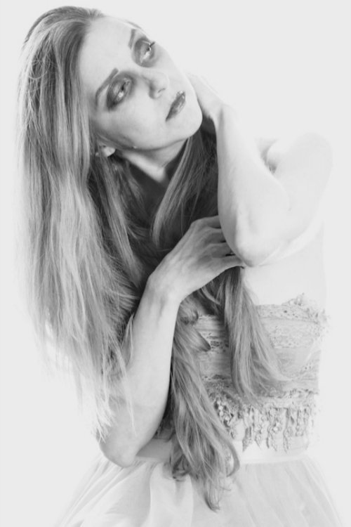 et billede af Monique Amado