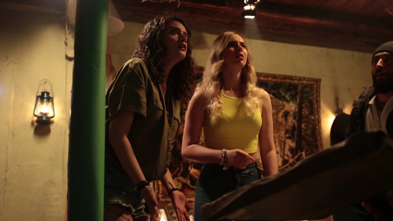 Üç Harflilerin Musallat Olduğu Büyülü Konakta Ruh Çağıran Gençlerin Hazin Hikayesi