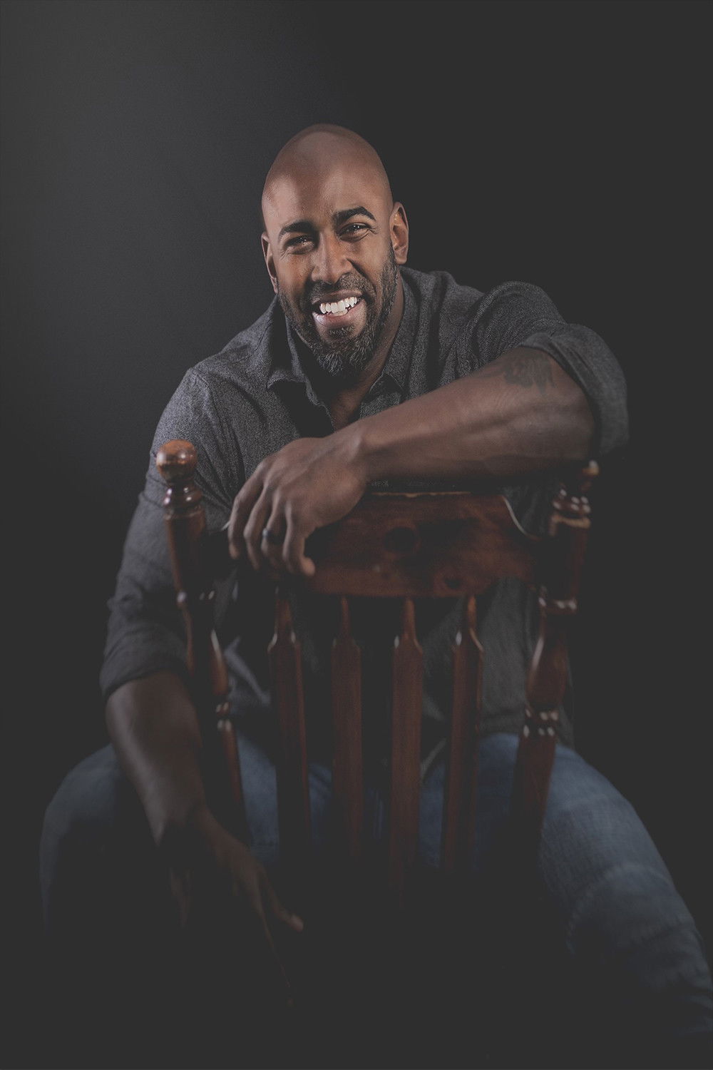 et billede af Austin J. Rhodes