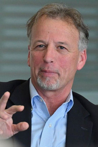 et billede af Warren Strobel