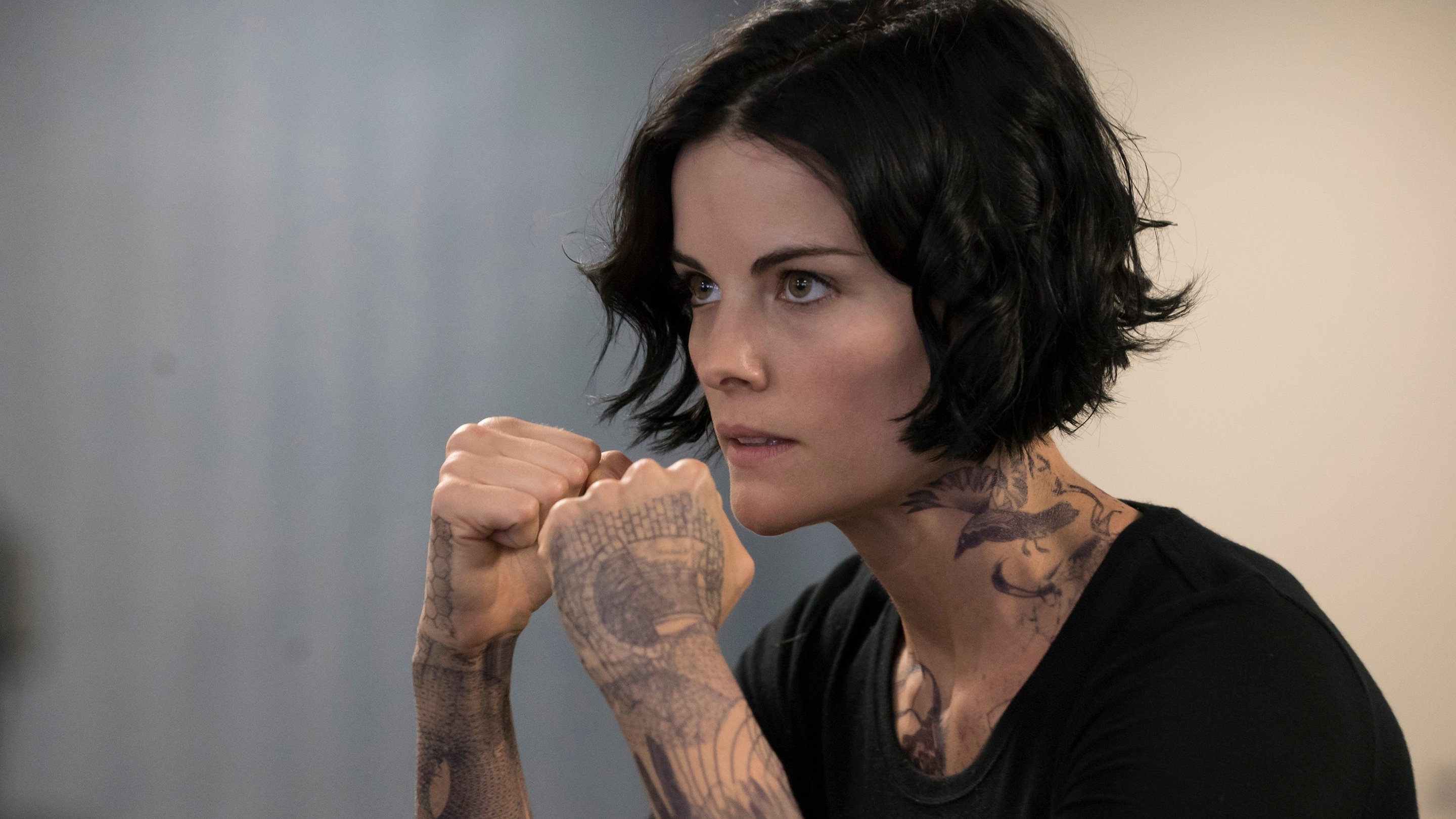 blindspot jaimie alexander tatuaggi netflix nbc 1x2 wer stagione tvzap weller nycc protagonistas miei spiego arriva zoneflix howl