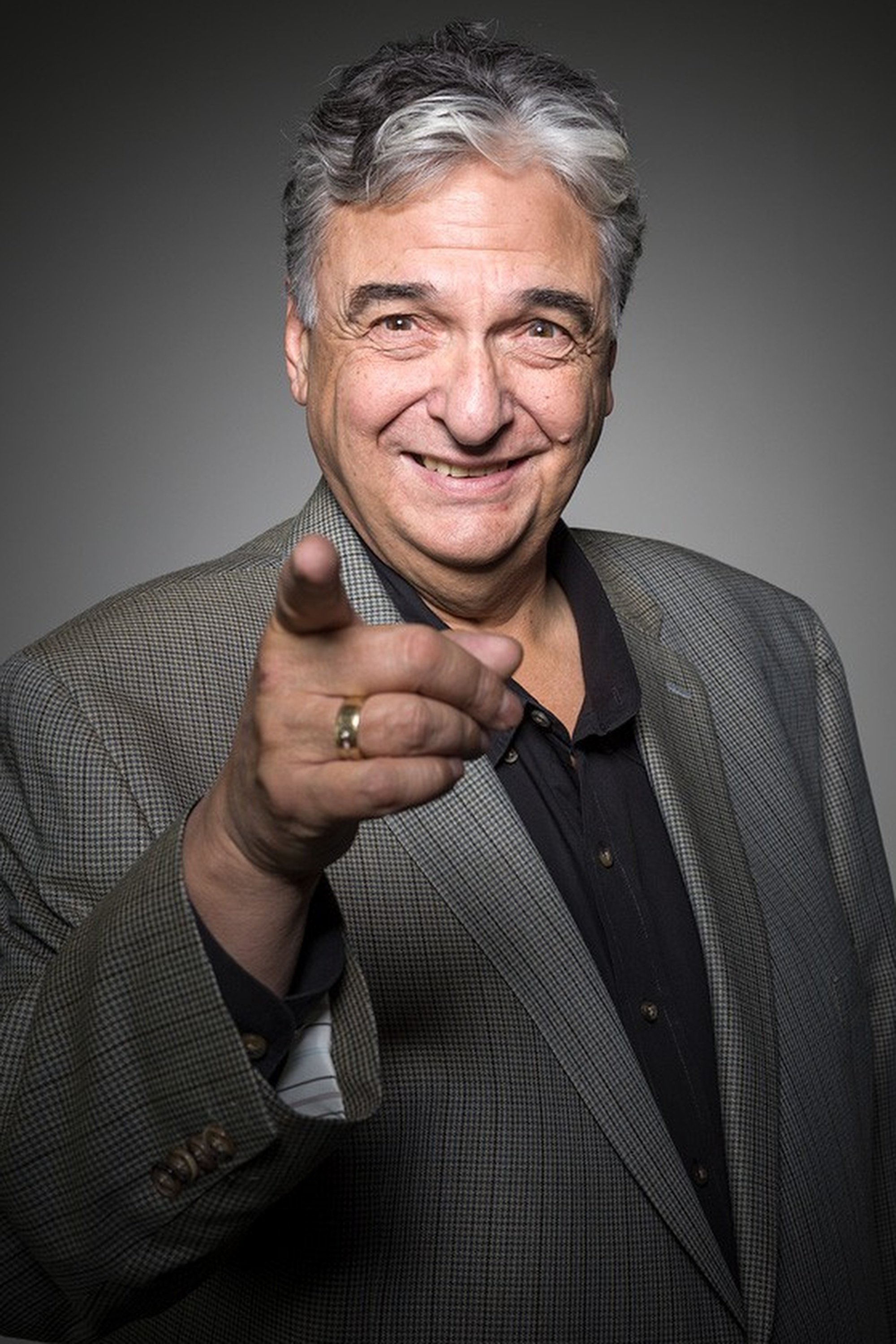 et billede af Gregory Nava