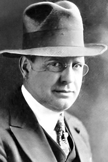 et billede af Burton L. King