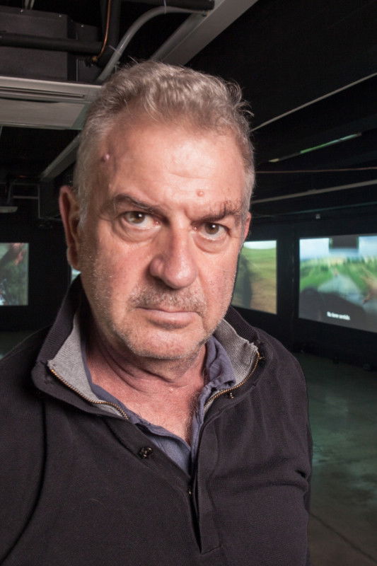 et billede af Avi Mograbi