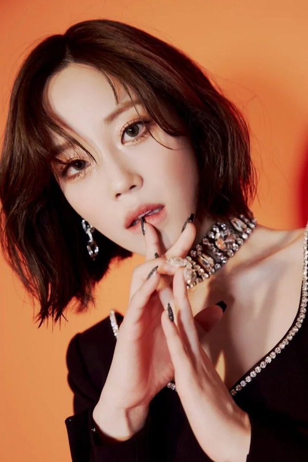 et billede af Heo Young-ji