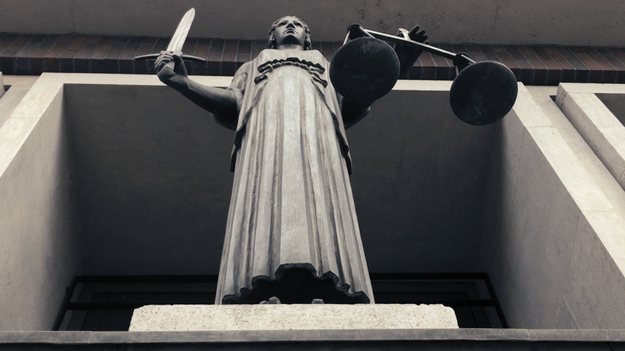 The Ruling Class S01E04 backdrop