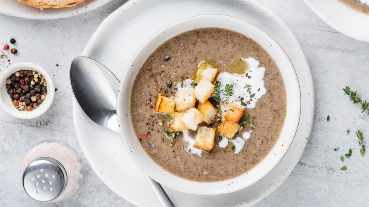Tous en cuisine avec Cyril Lignac - Soupe de châtaignes, Filet de chapon farci