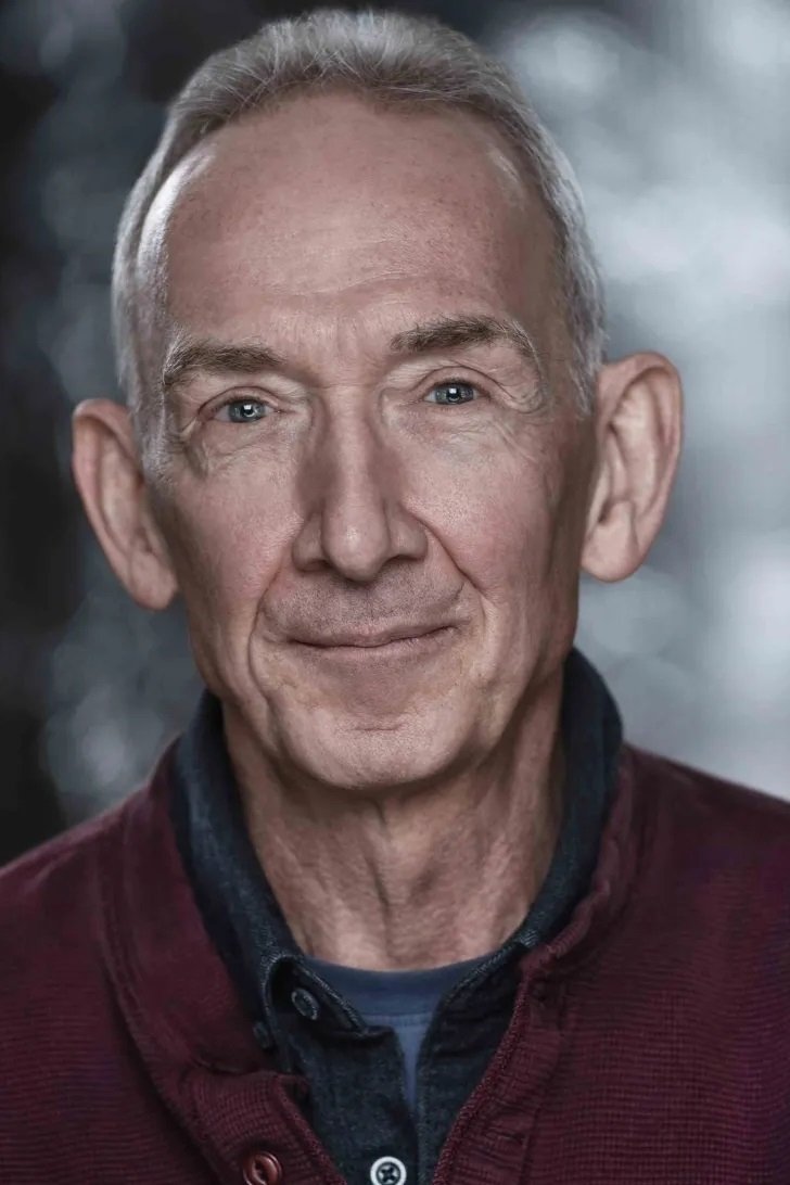 et billede af Douglas E. Hughes