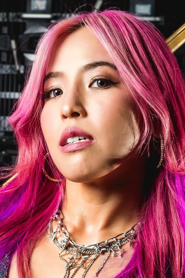 et billede af Mina Shirakawa