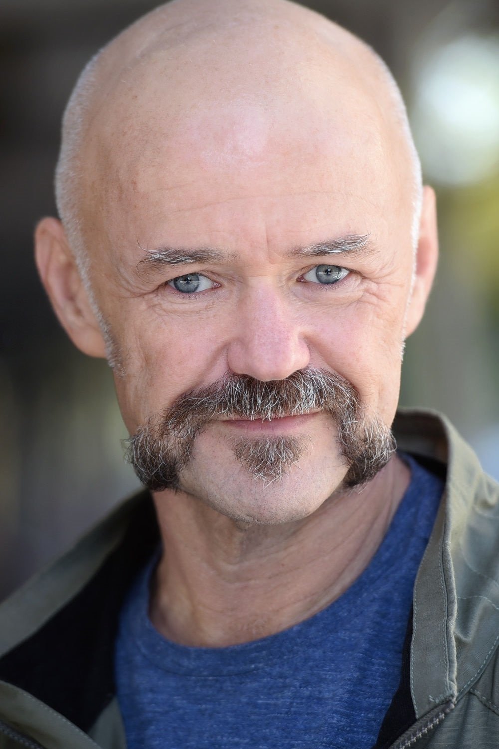 et billede af David E. Harrison