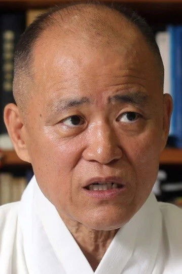 et billede af Kim Yong-ok