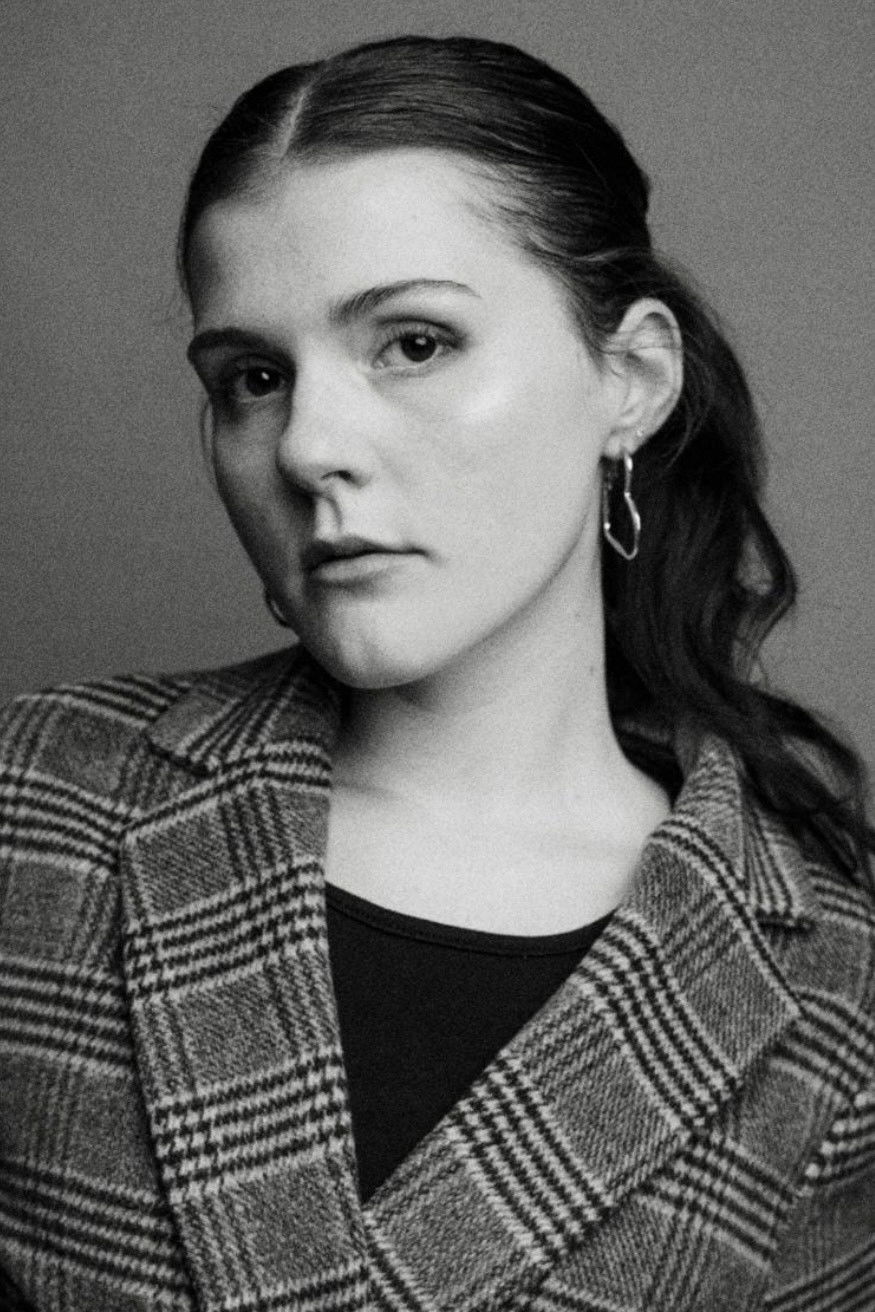 et billede af Angharad Love