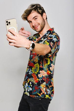 et billede af Adam Kajumi