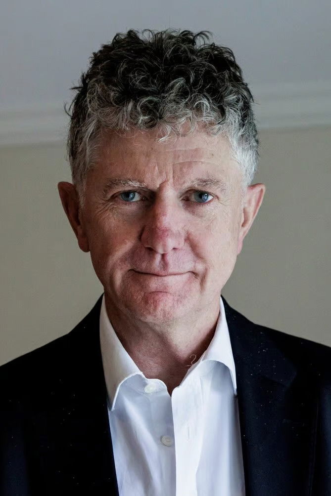 et billede af Jonathan Powell