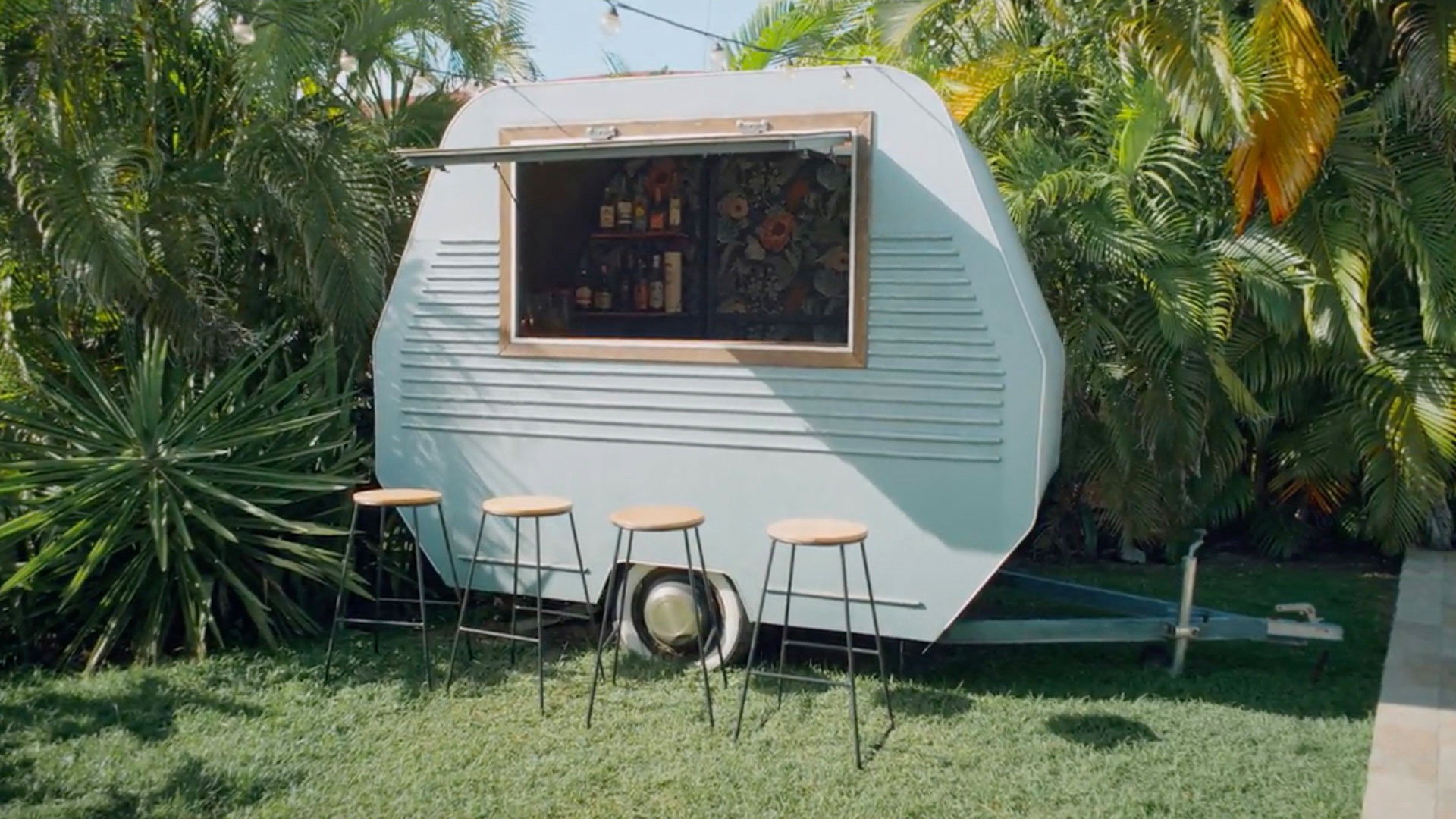 Beach Cottage Chronicles S04E05 backdrop