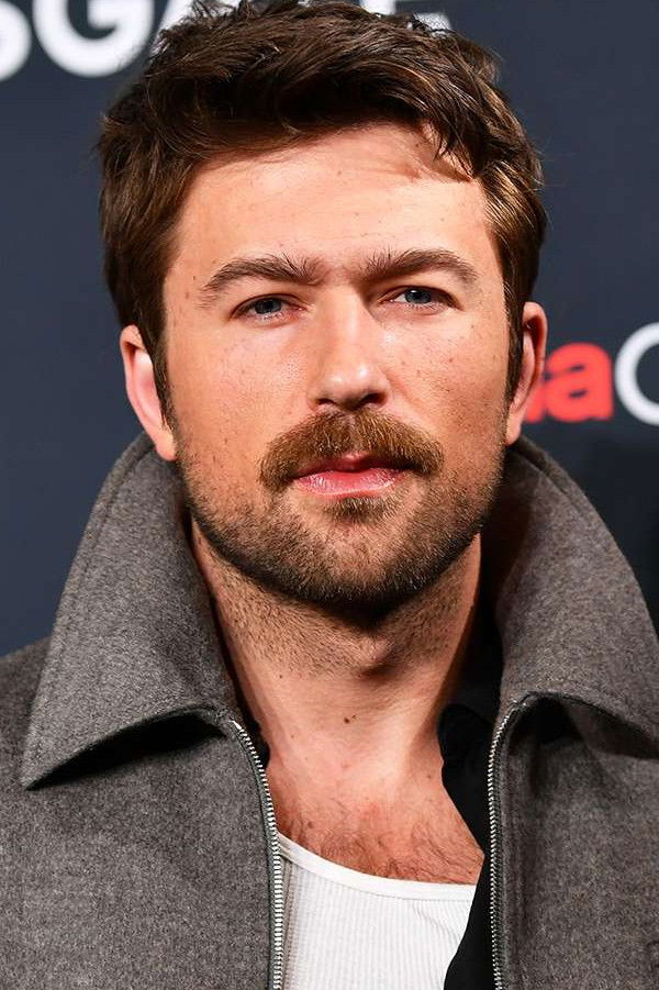 et billede af Brandon Sklenar