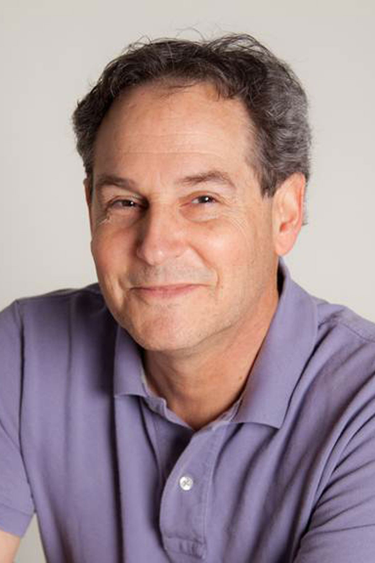 et billede af Martin A. Lee