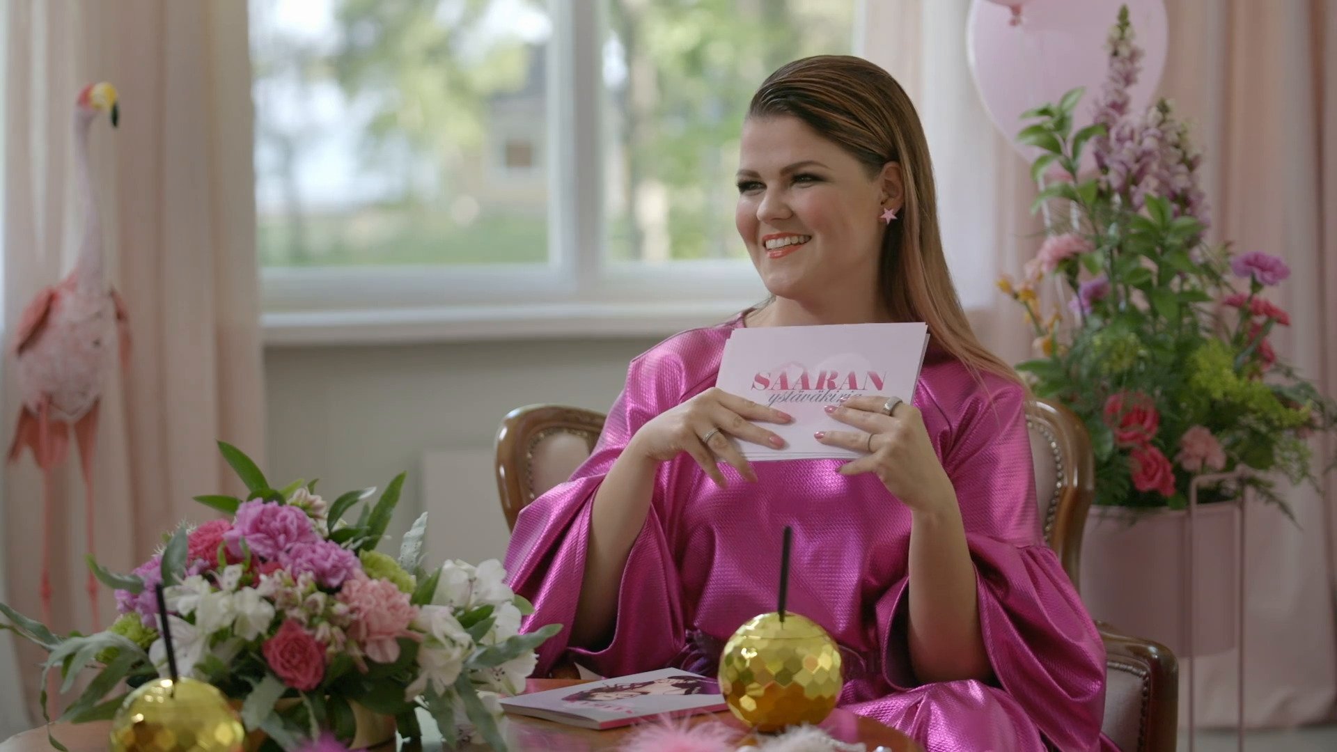 Saara Aalto pränkkää Suomea background