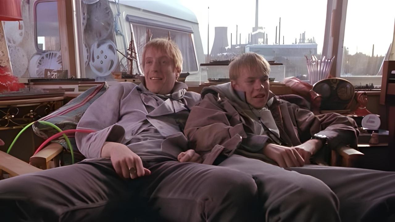 Twin Town (1997)