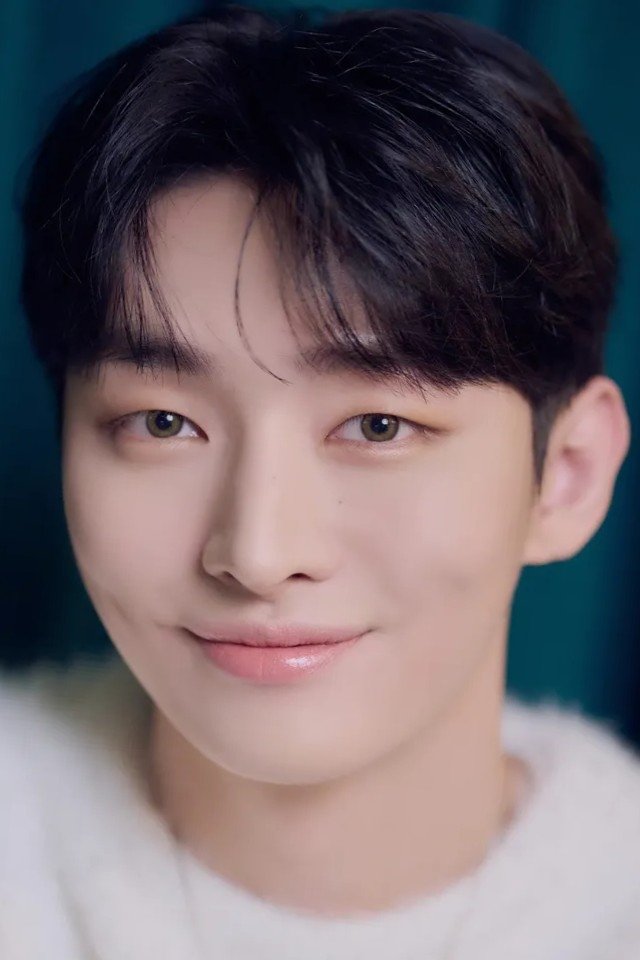 et billede af Yoon Ji-sung