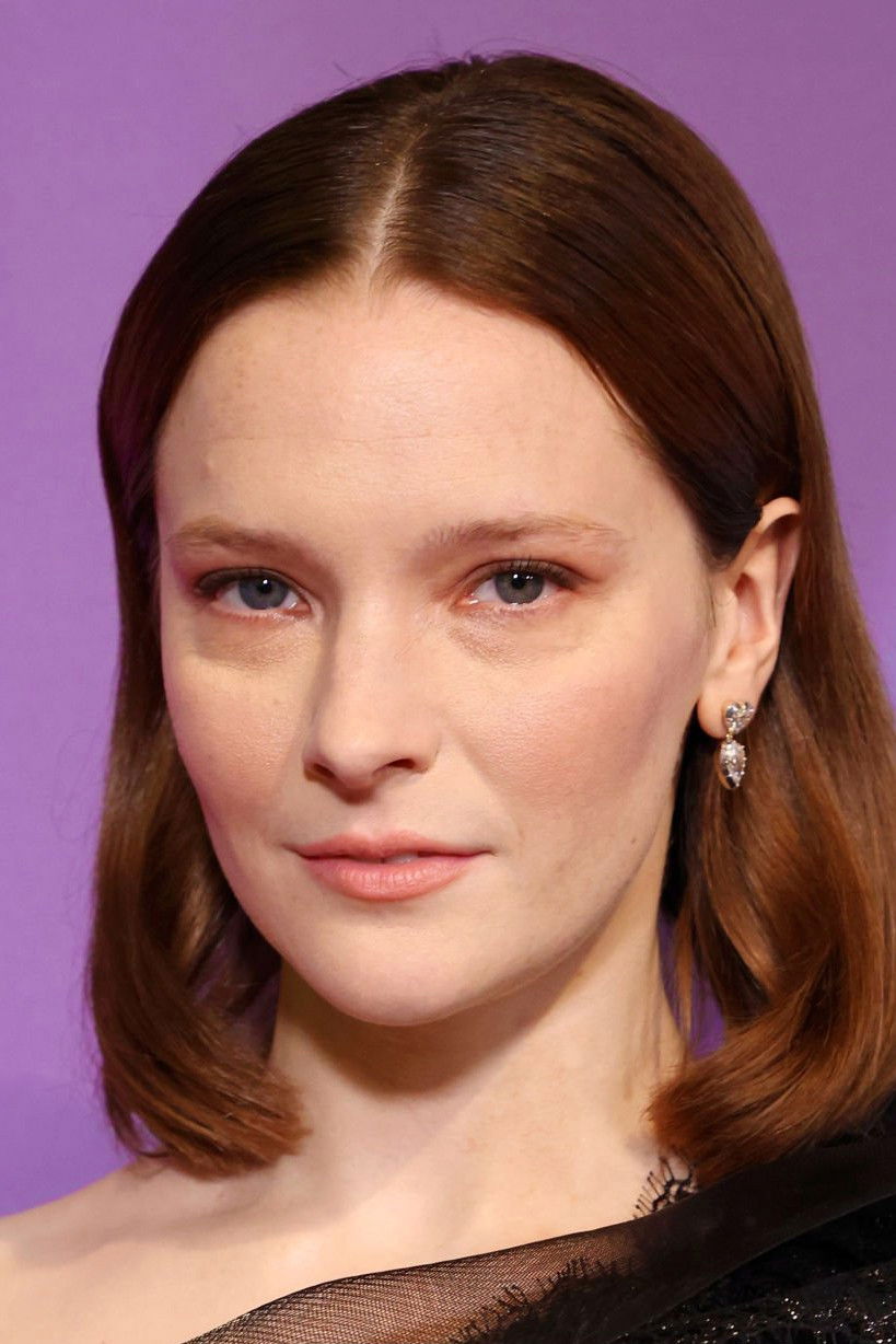 et billede af Morfydd Clark