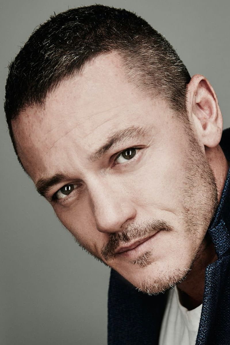 et billede af Luke Evans