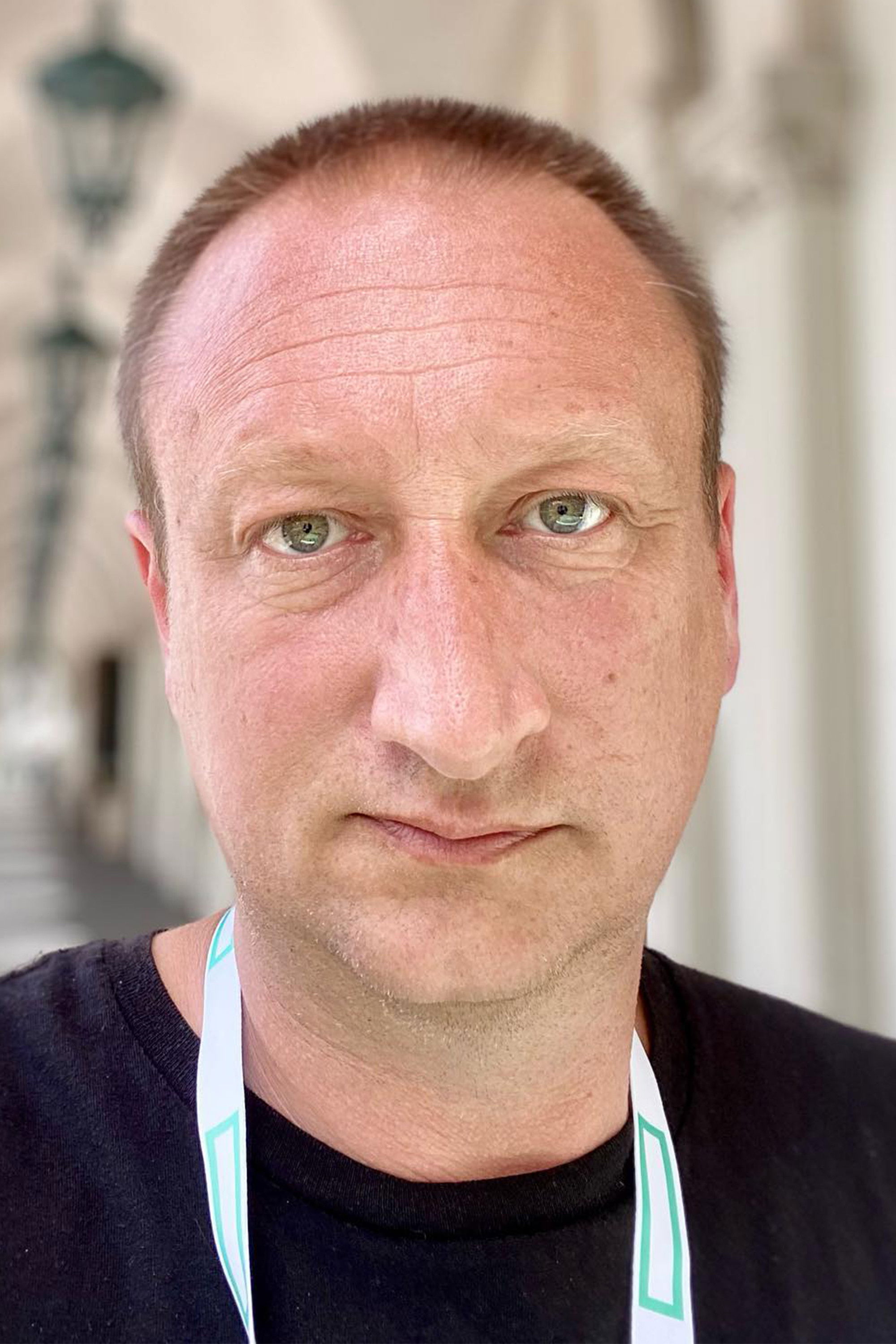 et billede af James Simmons