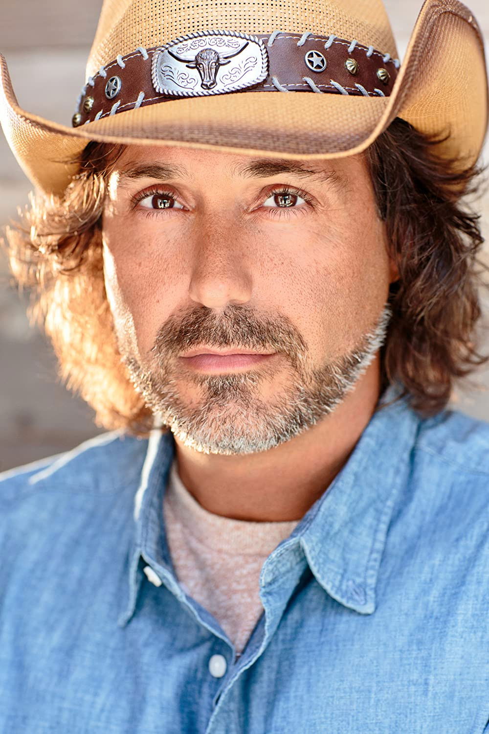 et billede af Theo Tziotzios