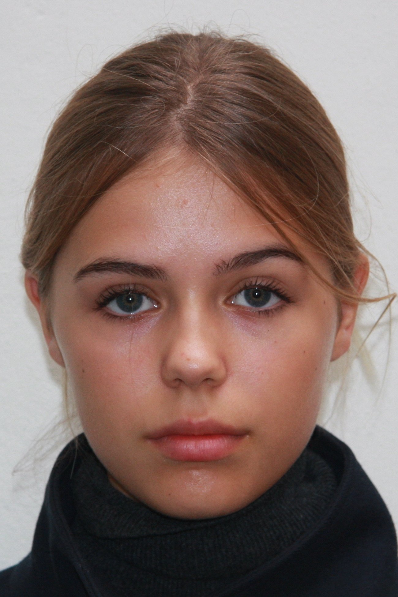 Philippa Schöne's picture in the cast