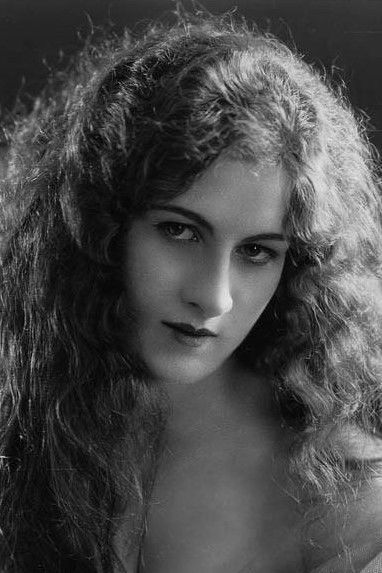 et billede af Mildred Moore