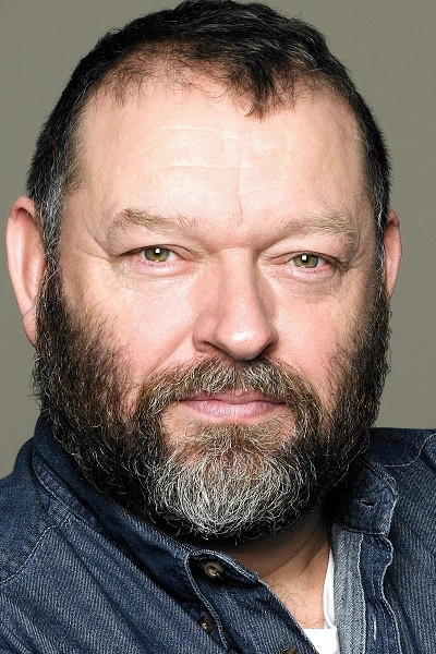 et billede af Dean Paul Gibson