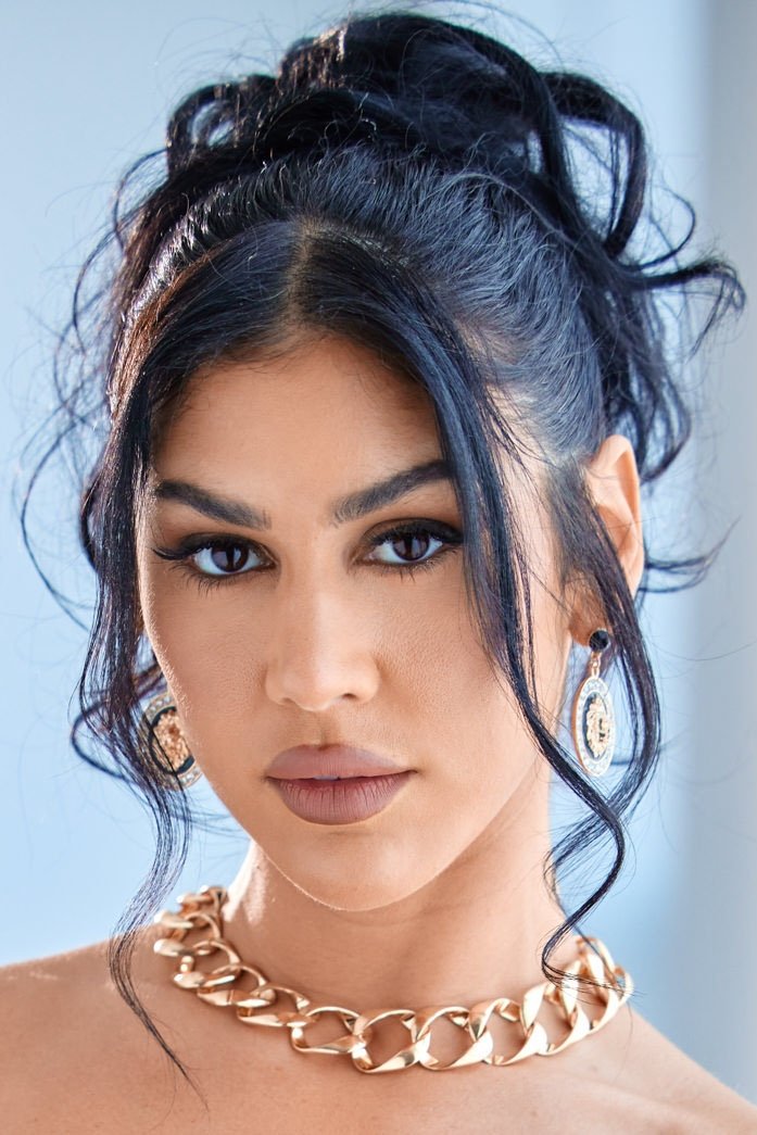 et billede af Queenie Sateen