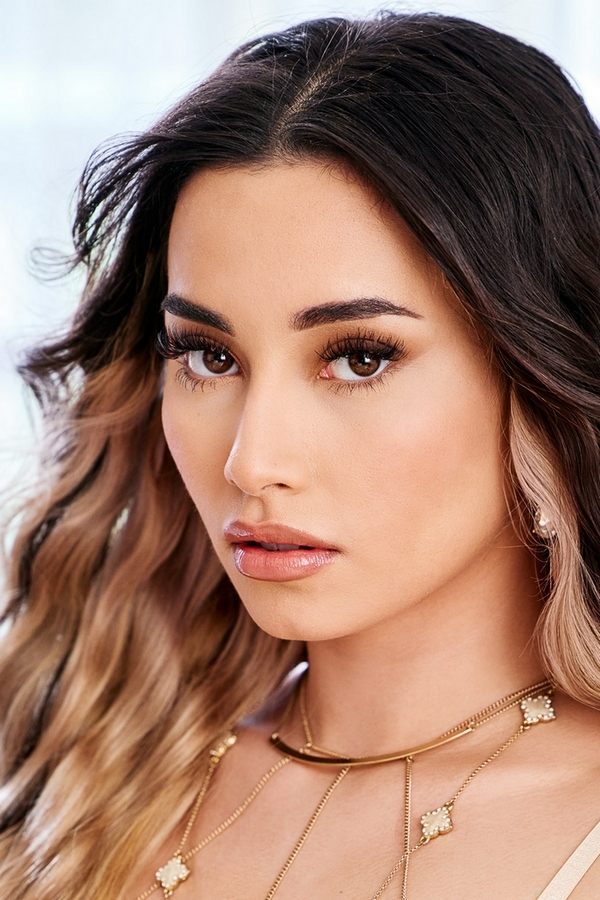 et billede af Aria Lee