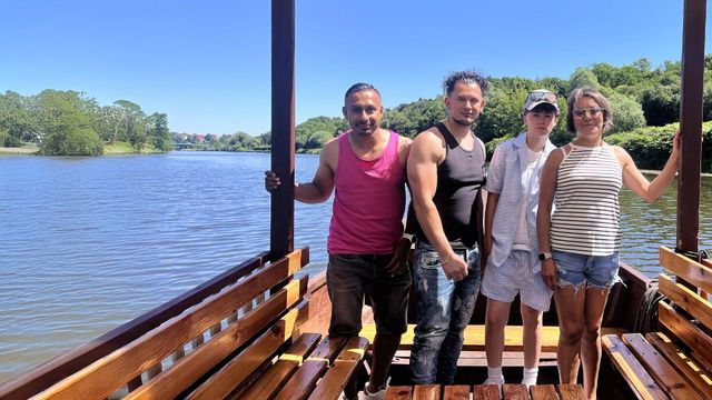 Rich Holiday, Poor Holiday S05E07 backdrop