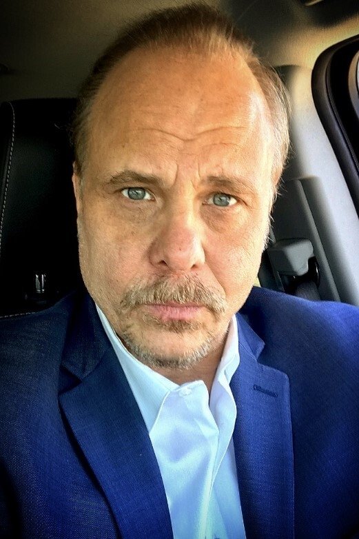 et billede af Dennis W. Hall