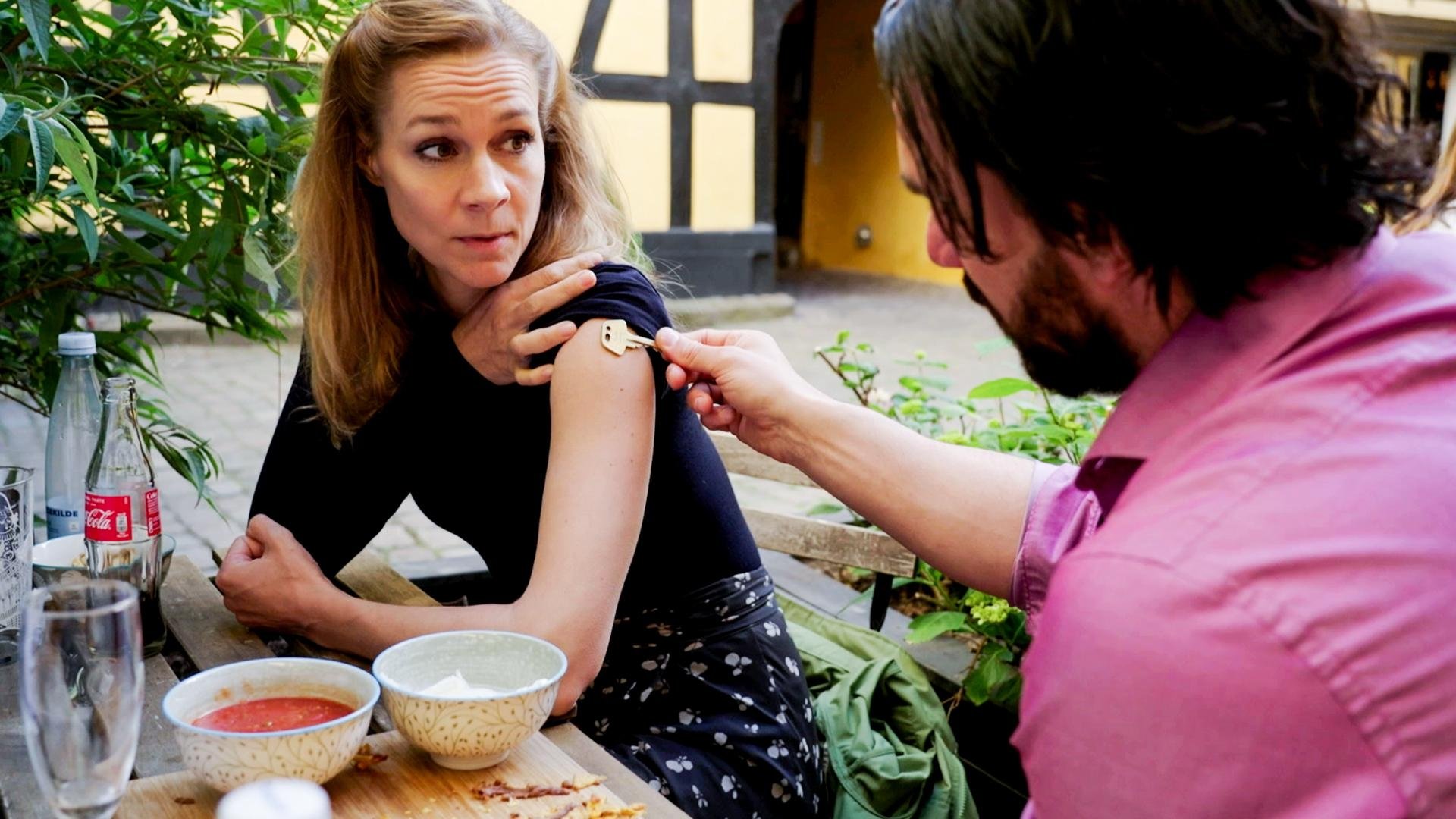 Thumbnail for Signe Molde sætter tv-eksperimentet i gang Season 1 Episode 1