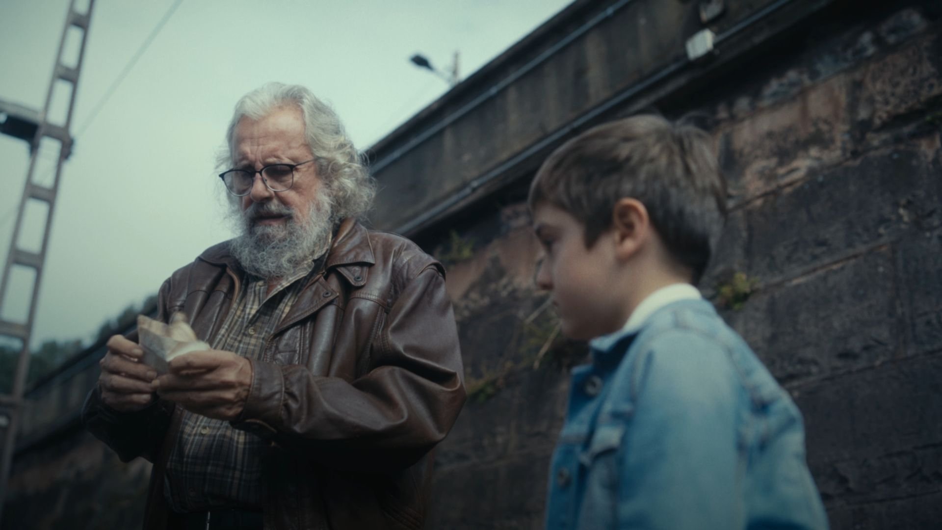 Luces en la oscuridad (2024)