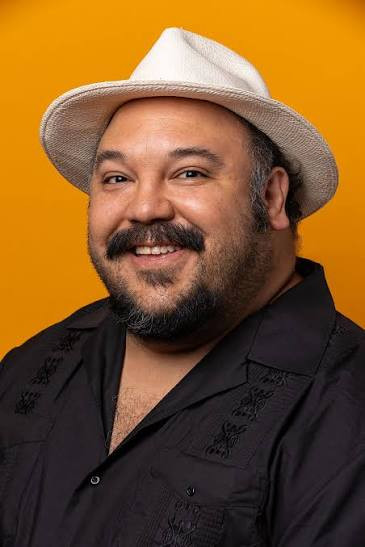 et billede af Jorge R. Gutierrez