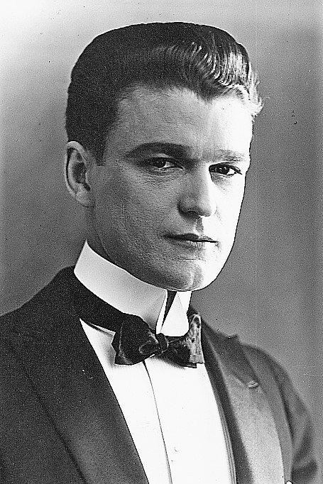 et billede af Wallace MacDonald