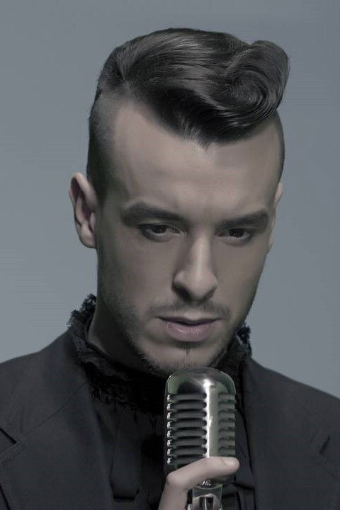 et billede af Cem Adrian